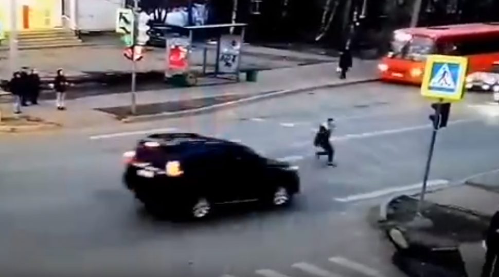 Нарушившего ПДД пешехода сбил внедорожник в Архангельске